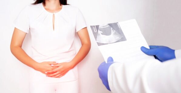 Frau mit bakterieller Zystitis, diagnostiziert von einem Arzt